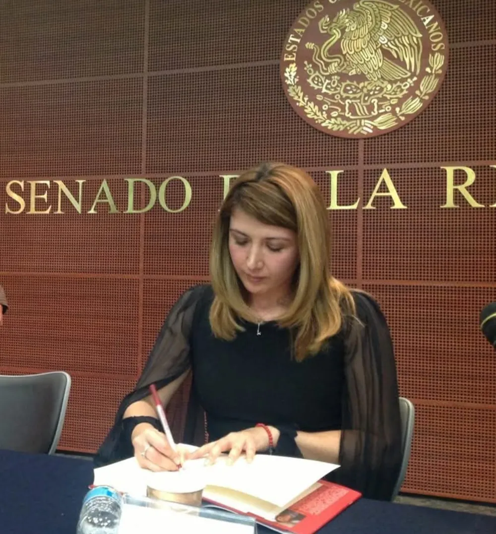 La Dra. González Obregón firma libros en el Senado de la República