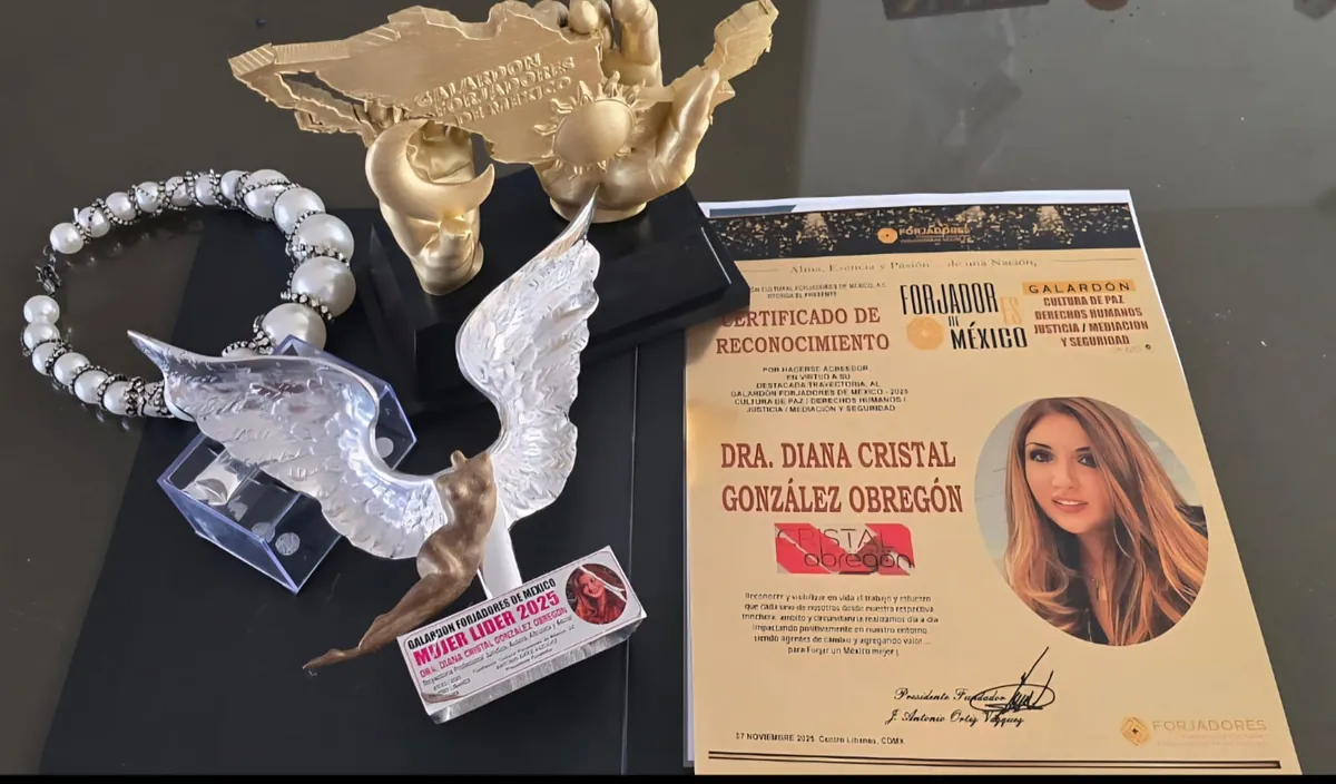 Galardón y certificado de reconocimiento Mujer Líder de Forjadores de México