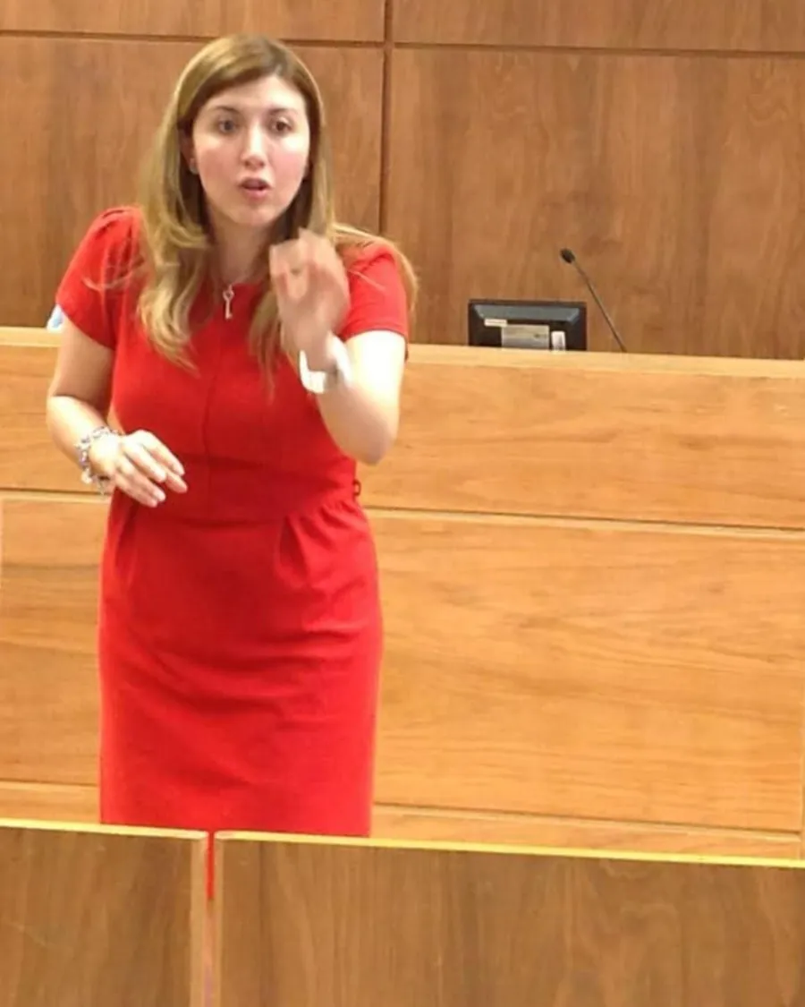 La Dra. González Obregón argumenta de pie en una sala de audiencias