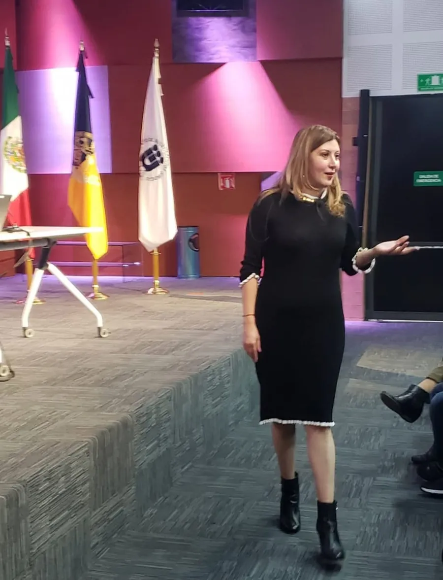 La Dra. González Obregón durante una ponencia sobre justicia penal